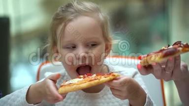 一个小孩子在快餐店吃披萨。 可爱的小女孩肖像有趣的吃快餐场在商场